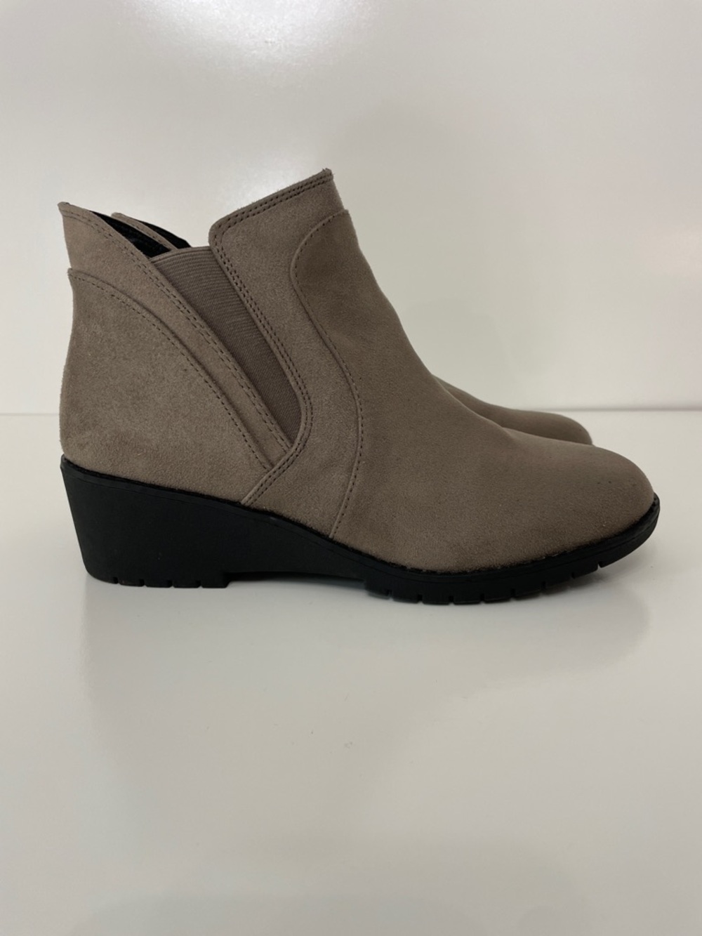 Me Too Taupe Suede Wedge Ankle Boots Womens size 9 Cottagecore Coastal Winter